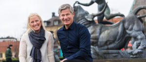 Information till dig huvudbild där Jan Carlsson och Linda Sturesson står vid Europa och Tjuren på Stora Torg i Halmstad