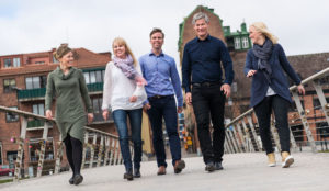 Vilka är vi huvudbild där Jessica Herrlin, Stefan Svensson, Jan Carlsson och Linda Sturesson går över bron till Halmstad bibliotek