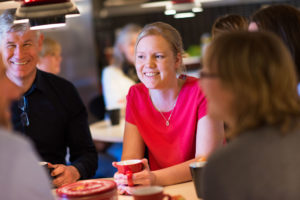 Gallerbild 3 där Jan Carlsson och Mia Nilsson sitter med andra Baker Tilly Halmstad anställda och dricker kaffe