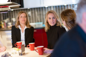 Galleribild 5 där Marie Svensson och Linda Sturesson sitter med andra Baker Tilly Halmstad anställda och har en konversation