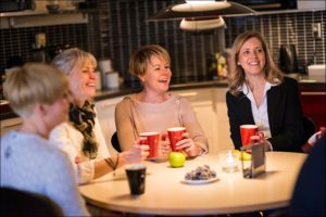 Galleribild 6 där Linda Bromberg, Marie Svensson, Carola Unnerhed och Ann-Mari Sjöö Ekström sitter och har en glad konversation kring matbordet